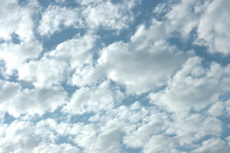 a cloudy sky that is full of birds