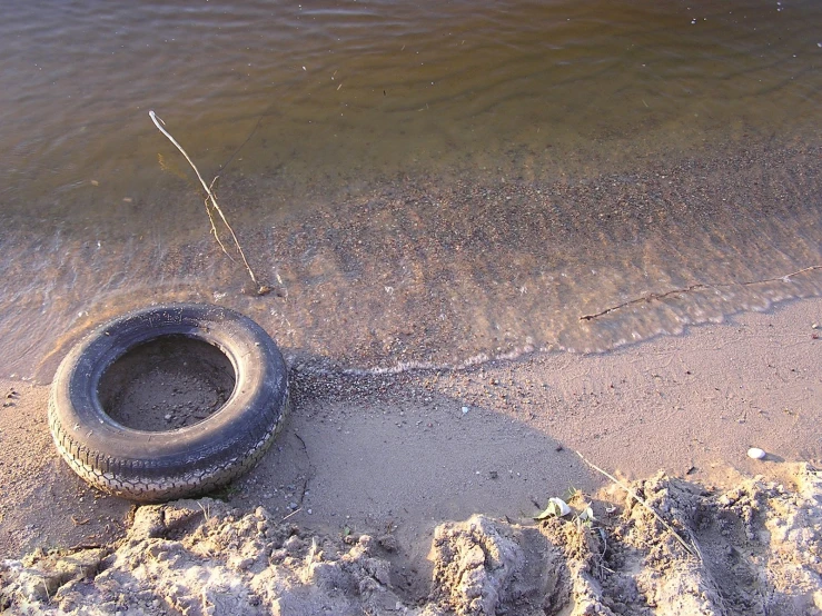 the tire is stuck in the sand near the water