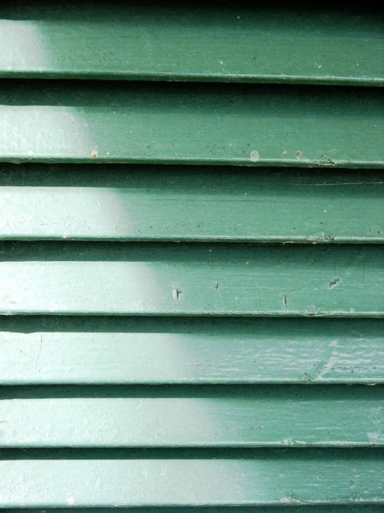 an image of a wall with green tints