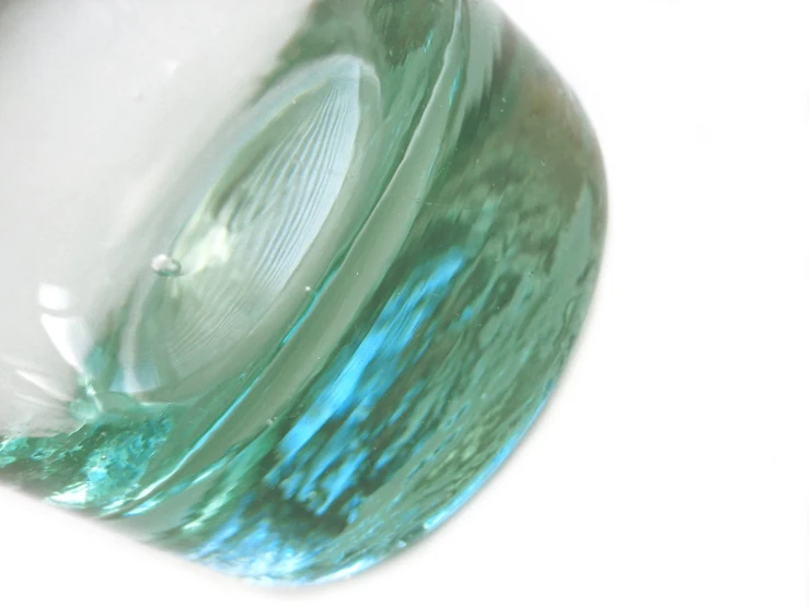 a close up image of the top of an empty glass bowl