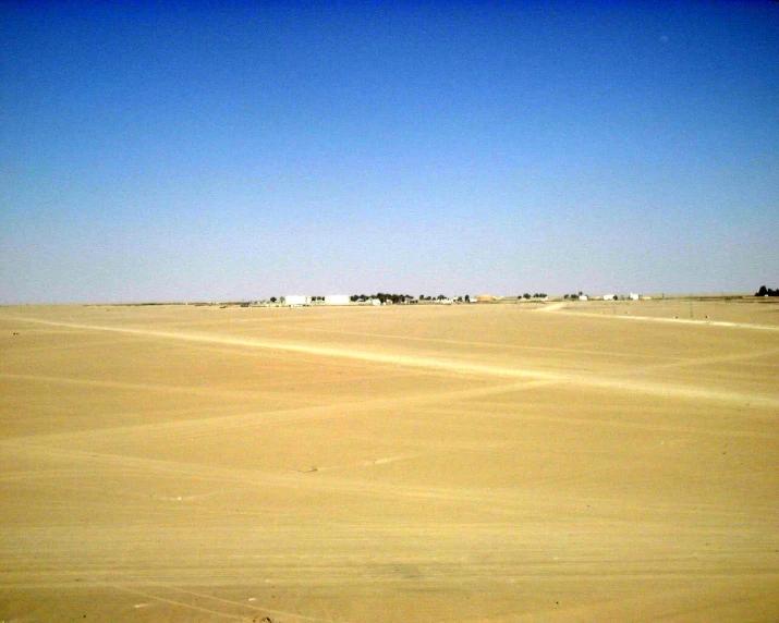 the desert is deserted with no clouds in the sky