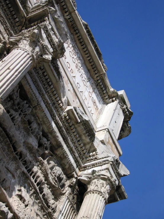 a tall building with columns near by in the day