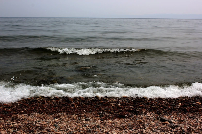 the water is rolling on to the shore