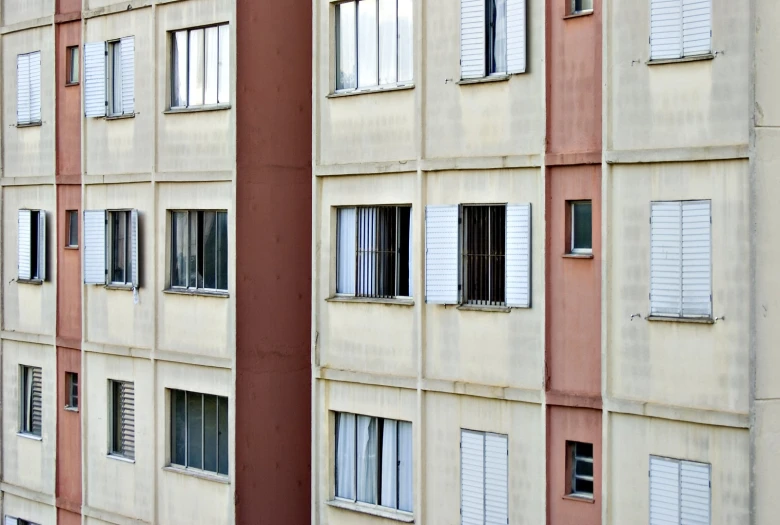 a big building with many windows that have blind