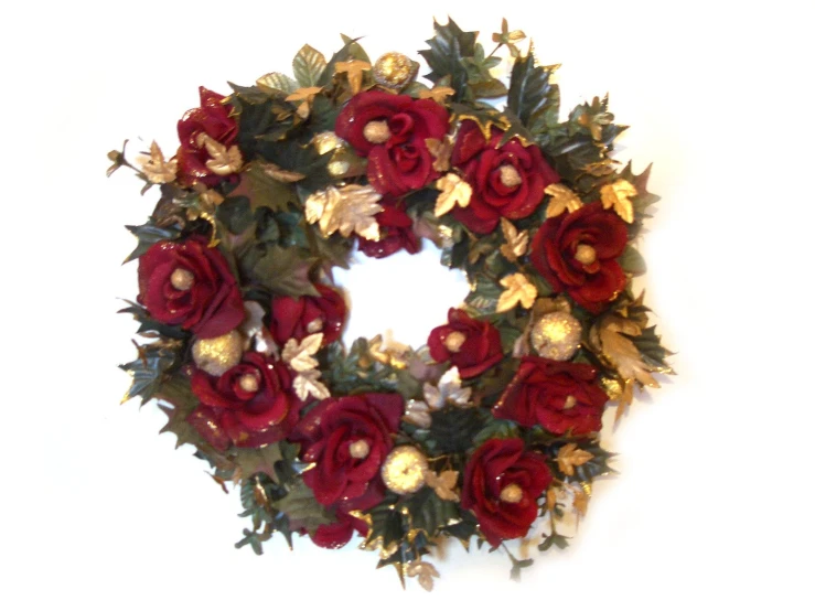 a wreath that has red flowers in the middle of it