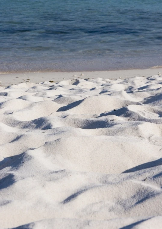 a close up view of some white sand