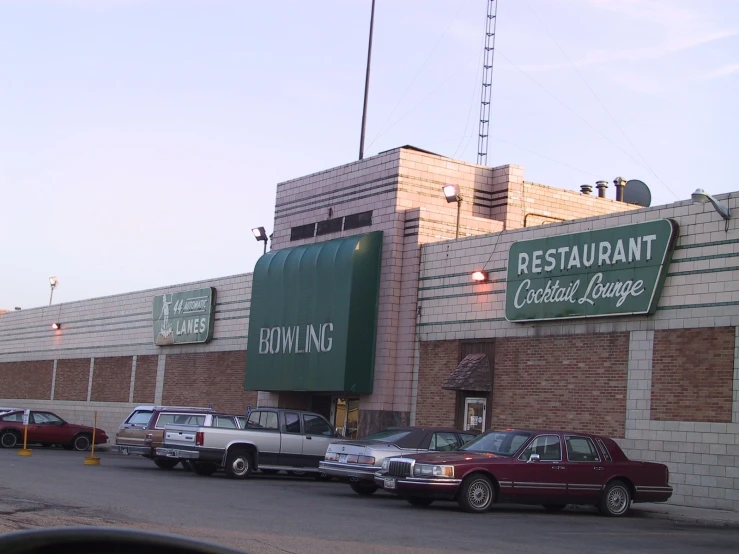 many cars are parked outside of a restaurant