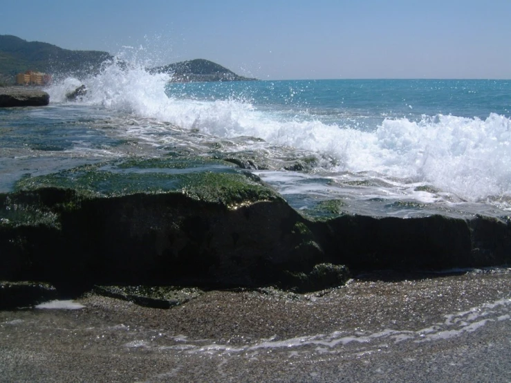 an image of waves coming in and out of the ocean