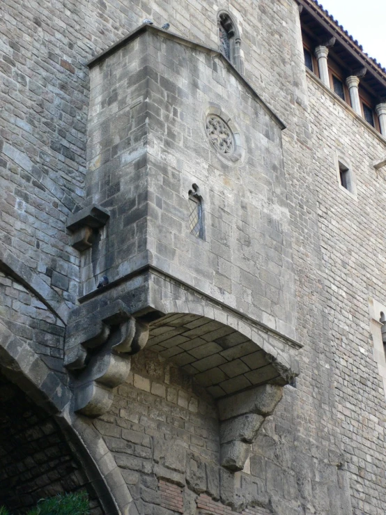 the top of a stone building has a clock