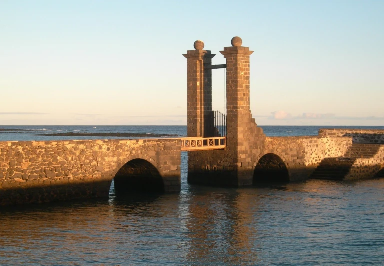 the bridge has three pillars on one side