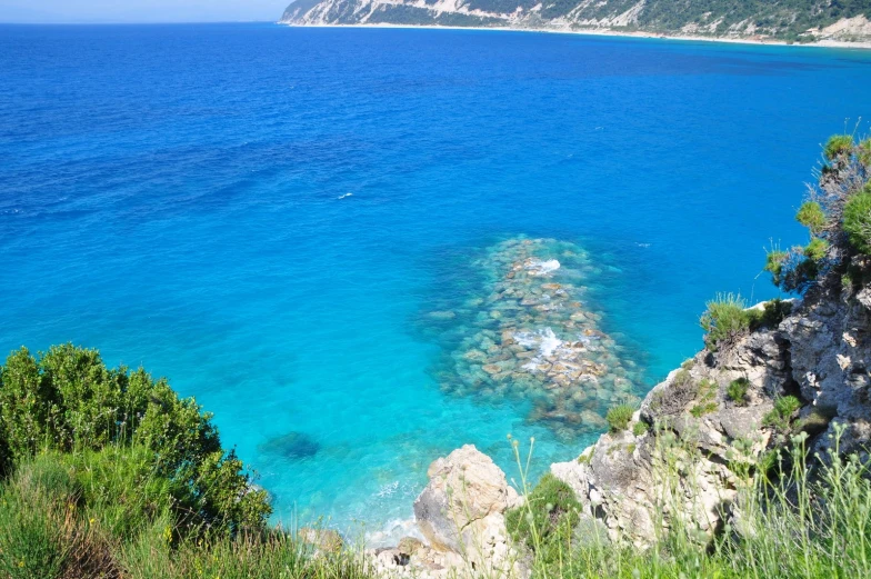 a beautiful water scene with clear blue water