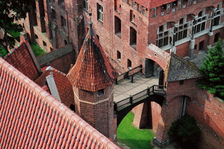 there is a very tall and pretty building that has a small bridge going across it