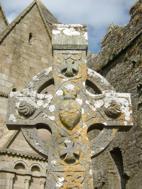 a cross that is sitting in the middle of a building