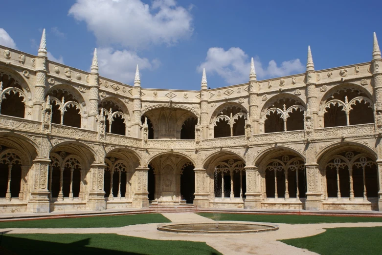 a building is shown in this picture with a fountain