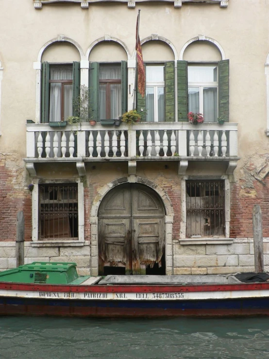 a boat that is in front of a building