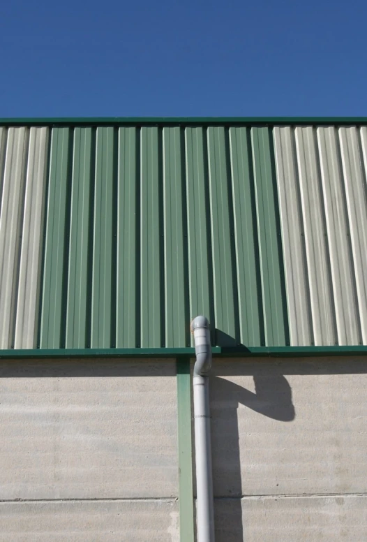 a parking sign and two buildings behind it