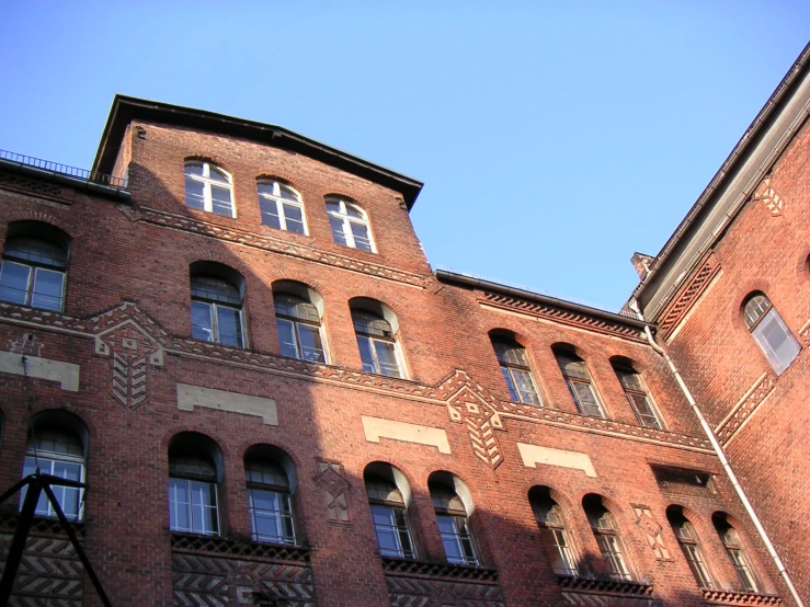 the side of an old building with a lot of windows