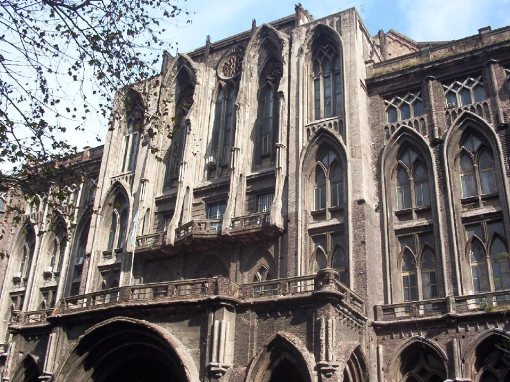 this is an old building with many arched windows