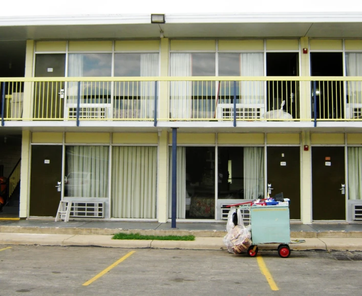 an empty shopping cart in front of a motel