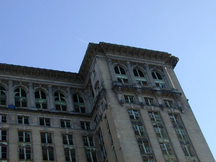 there is a very tall brick building that has windows