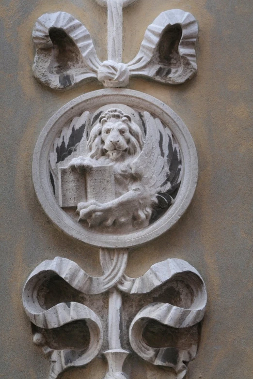 the lion crest and wreath on the side of a building