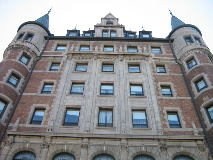 the top of a large stone building with several windows