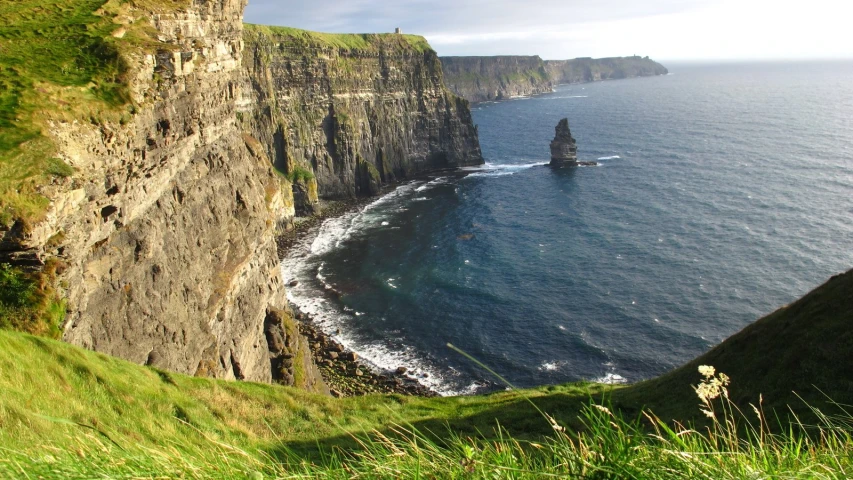 there is a cliff that stretches down the side of the ocean