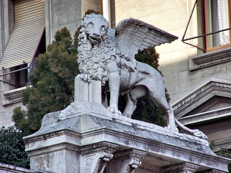 the statue is a lion on a pillar