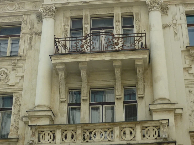 an old building has many ornate balconies and balconies
