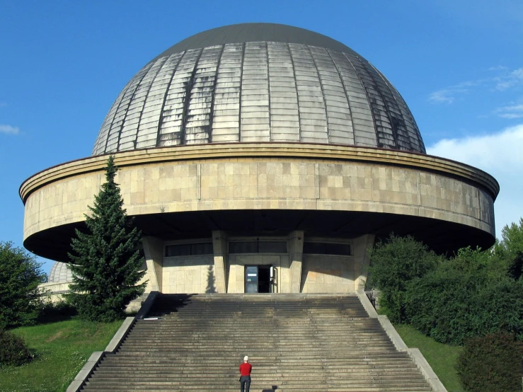 there is a very large dome sitting atop a big building