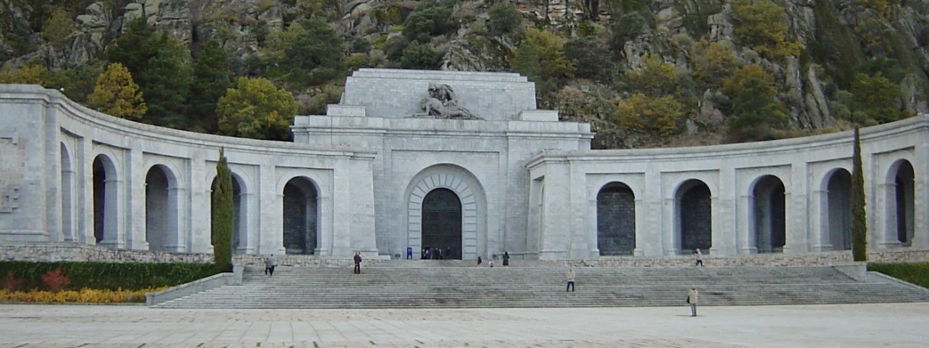 the monument is surrounded by pillars and trees