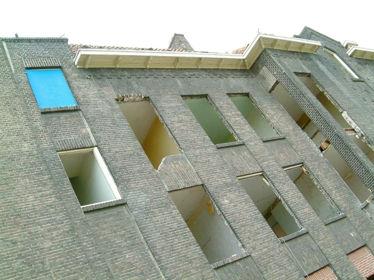 a bunch of open windows are on the roof of a building