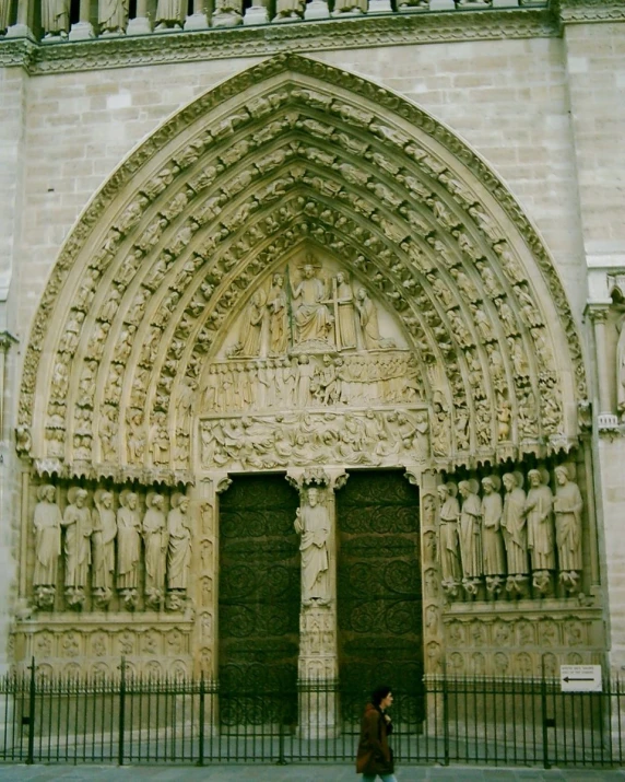 an ornate arch that appears to be at the entrance of a large building