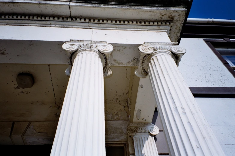the exterior of an old building has four pillars