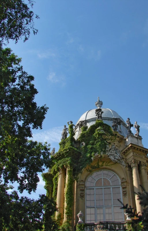 an old building is surrounded by many trees