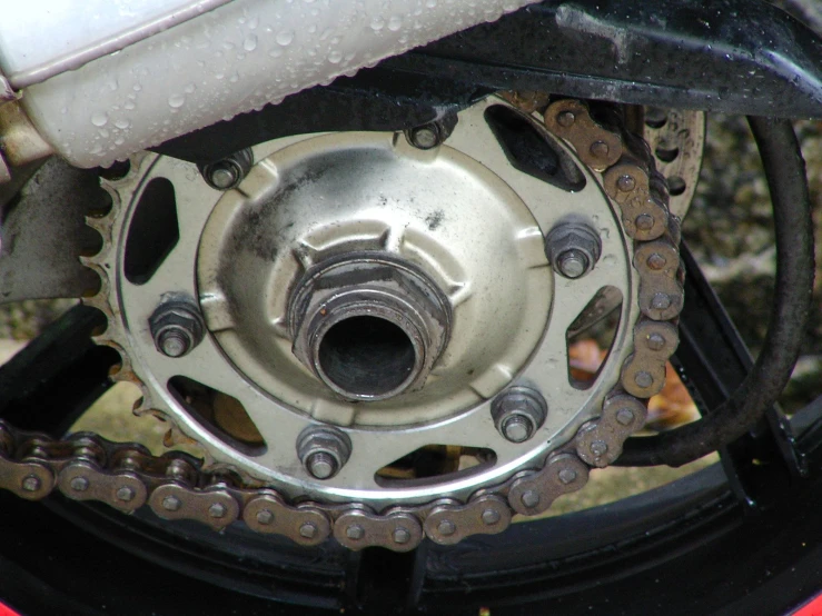 a metal chain in the center of a motorcycle