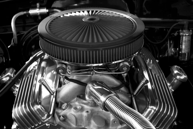 the engine of an old fashioned looking car