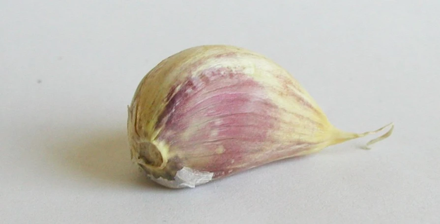 there is a garlic with a pinkish yellow spot in it