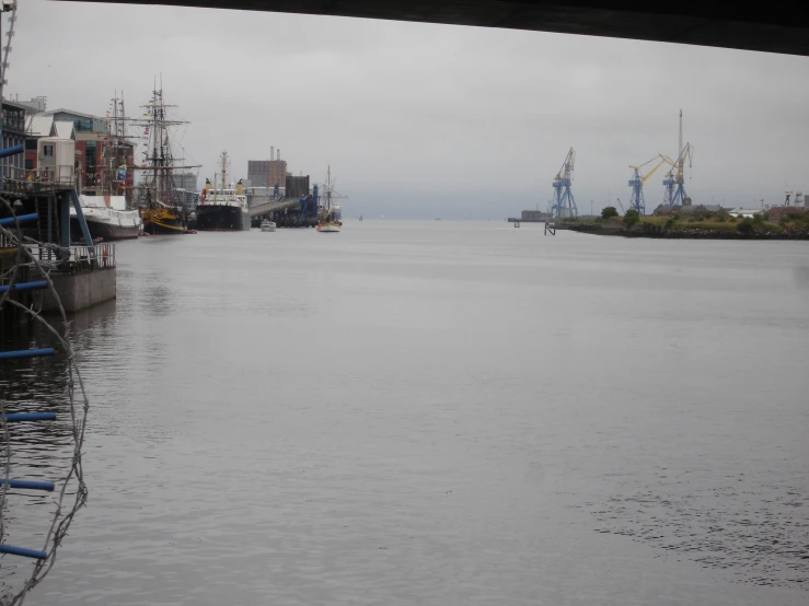 boats are sitting in the water next to shore buildings