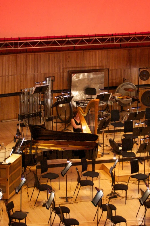 many chairs and tables are arranged around a piano