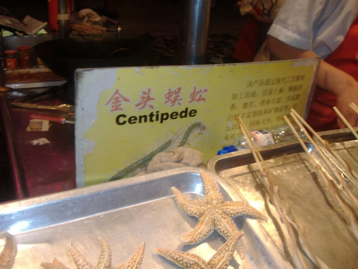 starfish are scattered over the table at a restaurant