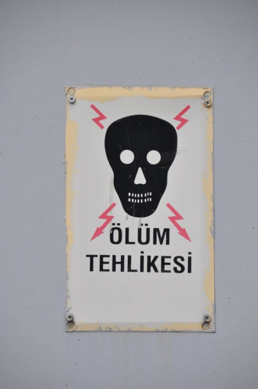 there is a sign that tells to be alum tethikesi