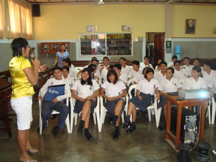 there are many children sitting down in the classroom