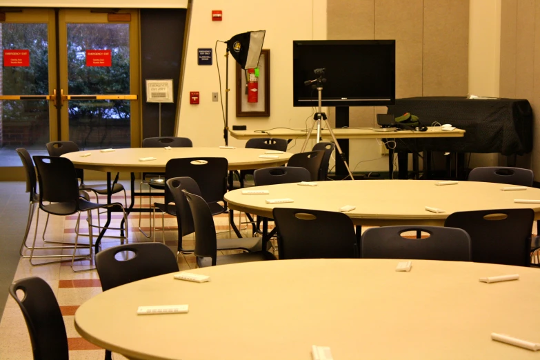 an empty room with many tables and chairs