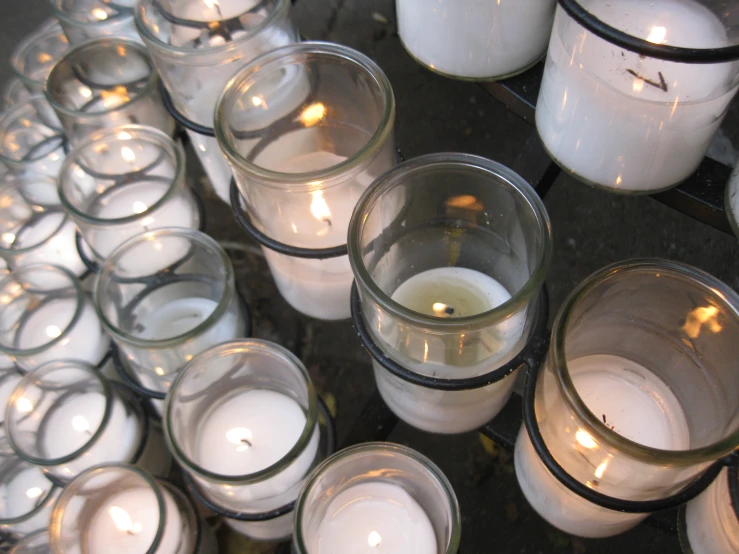 many candles are set in a circle next to each other