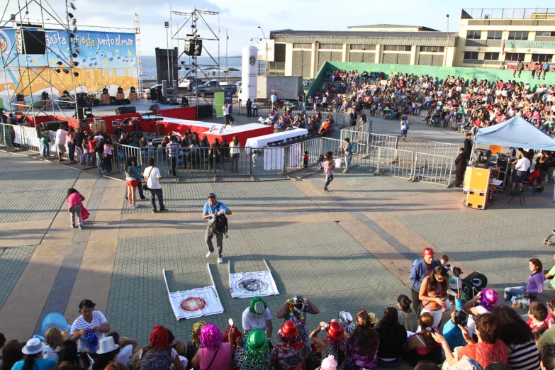 the crowd is gathered around to watch performers