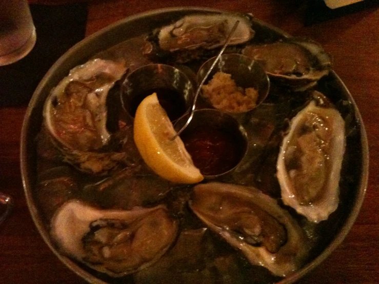 a metal bowl that has many oysters on it