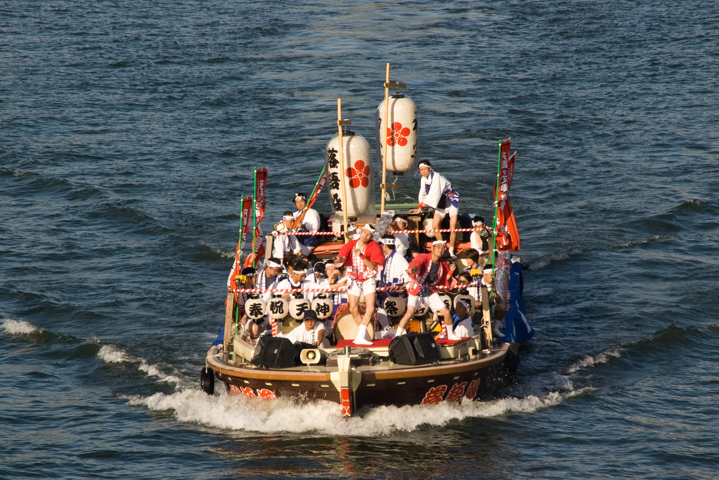 a small boat with a bunch of people in it