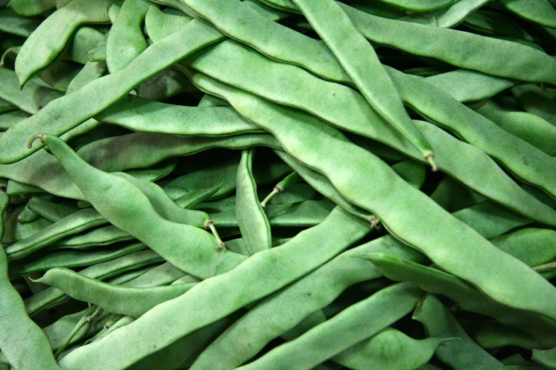 a bunch of pea pod's in closeup, ready to be sold