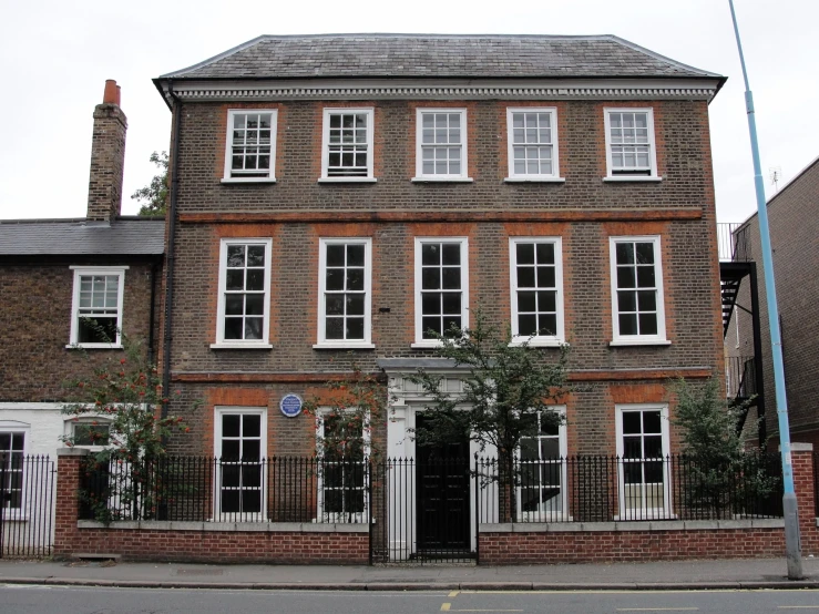 this is an old building with windows on the roof